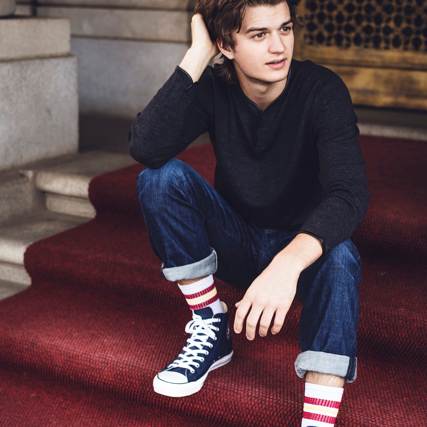 joe keery wearing converse